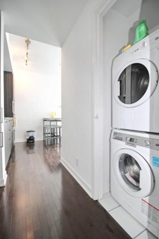 Apartment Presidential 2br 1 Condo, Entertainment District - Downtown With Cn Tower View, Balcony, Pool & Hot Tub