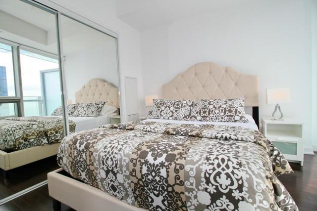 Apartment Presidential 2br 1 Condo, Entertainment District - Downtown With Cn Tower View, Balcony, Pool & Hot Tub