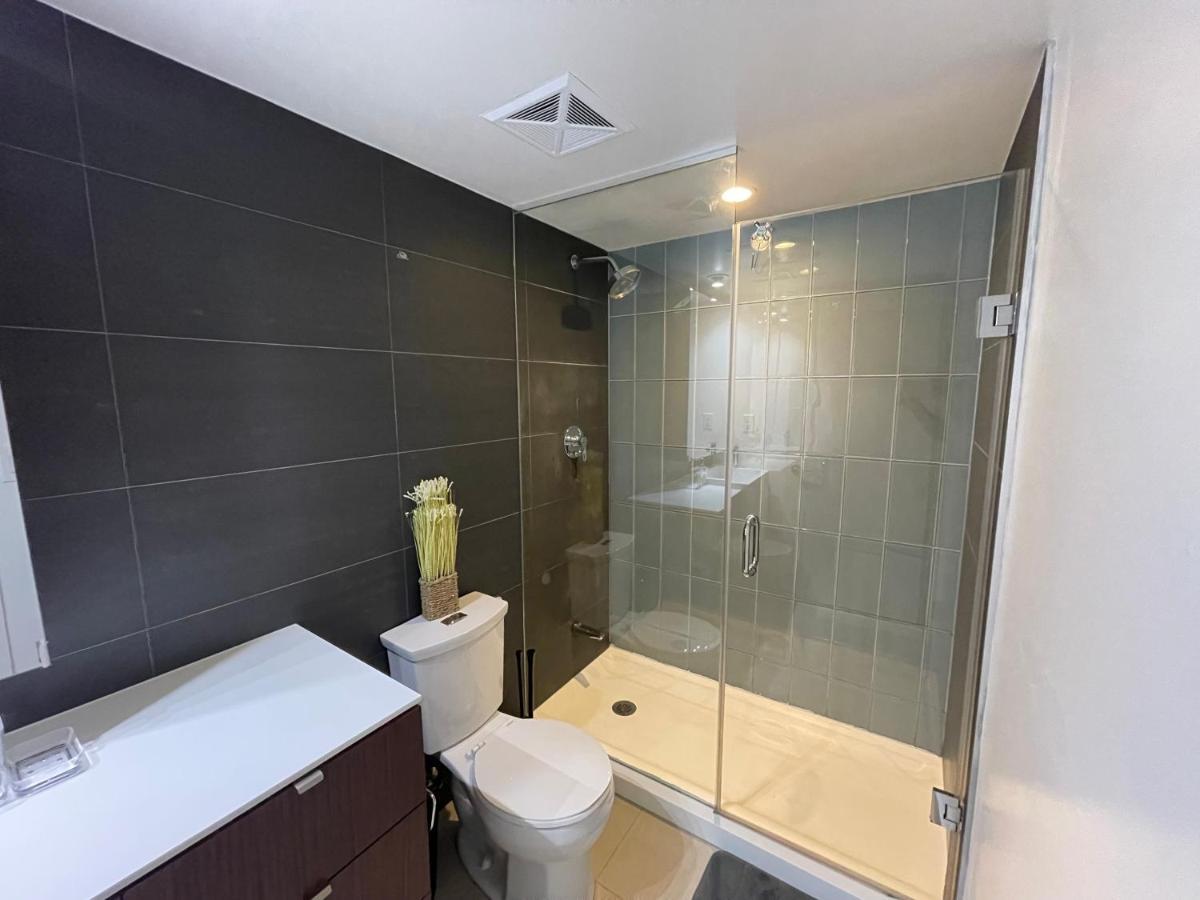 Apartment Cozy Open Concept 2br 2bath W/parking -jays/cn Toronto