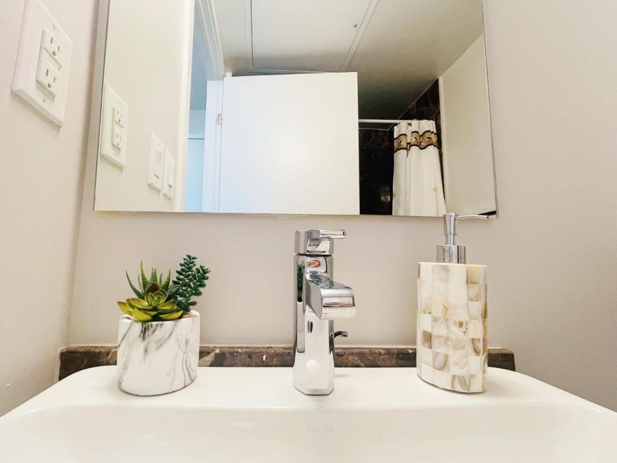 Downtown High Floor Suites With Balcony * Toronto