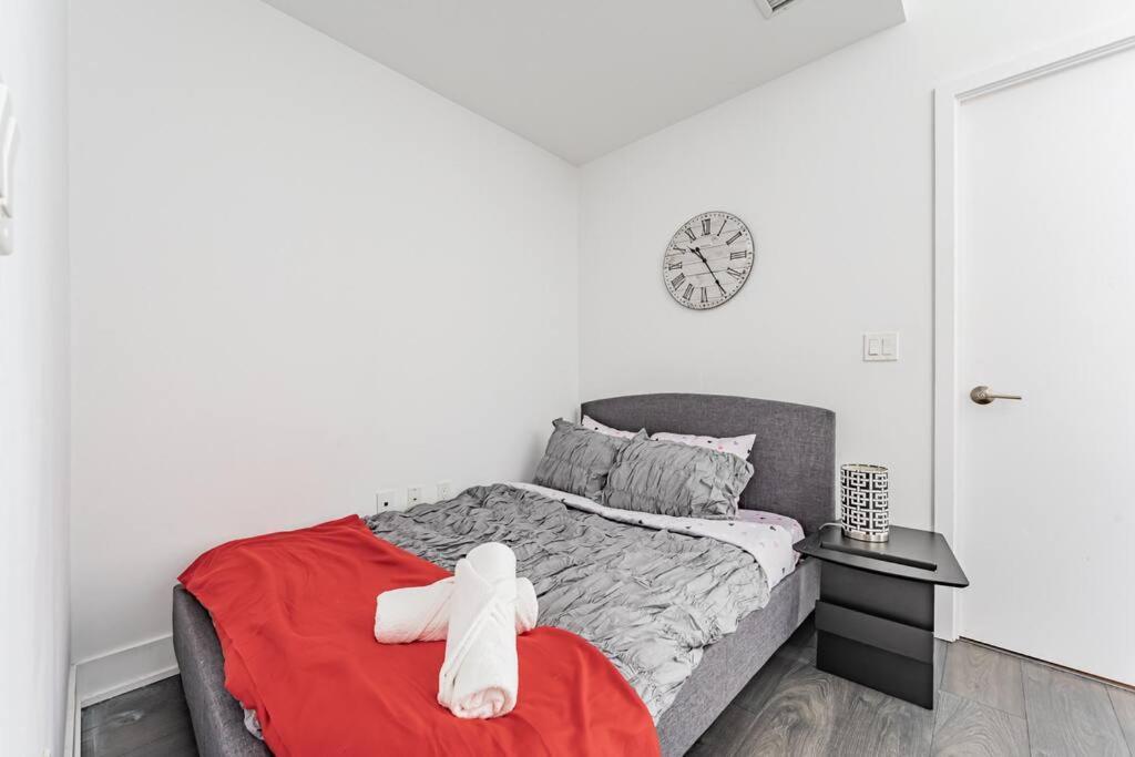 Apartment Spacious By Close To Pearson Airport, Free Parking!