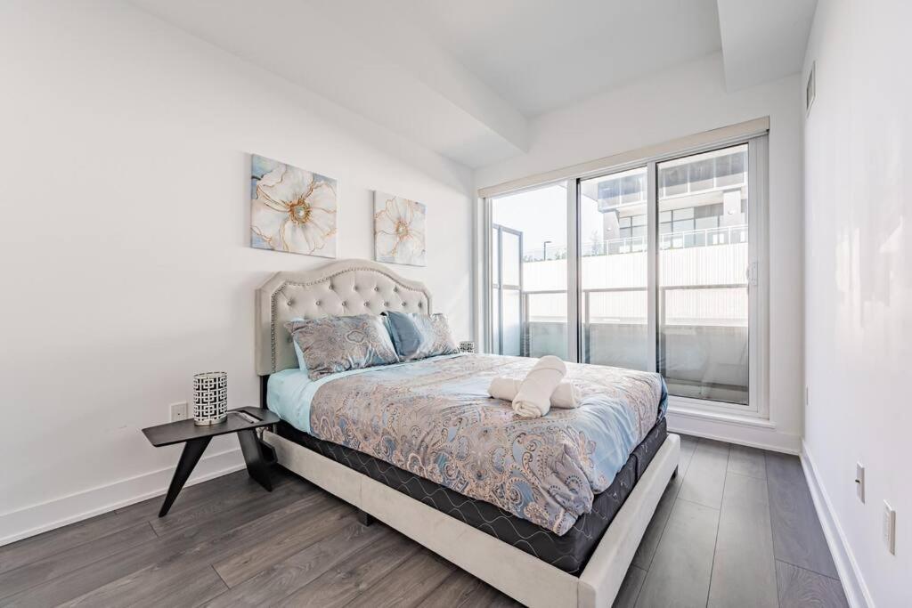 Spacious By Close To Pearson Airport, Free Parking! Apartment *