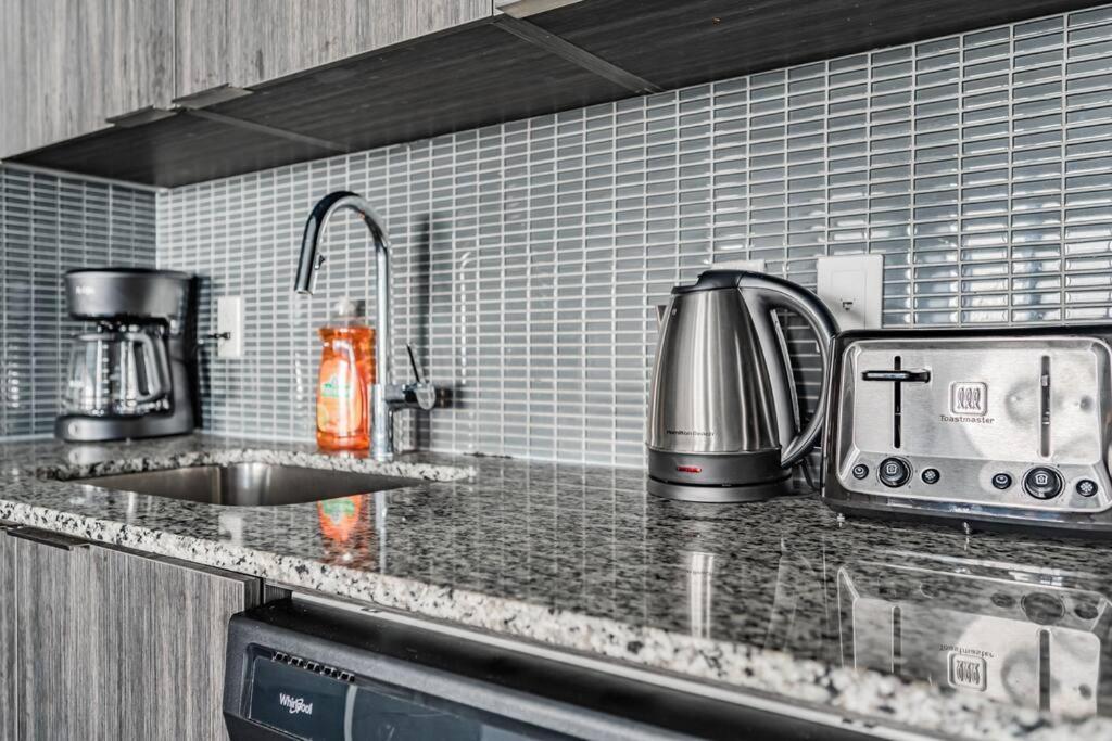 Spacious By Close To Pearson Airport, Free Parking! Apartment