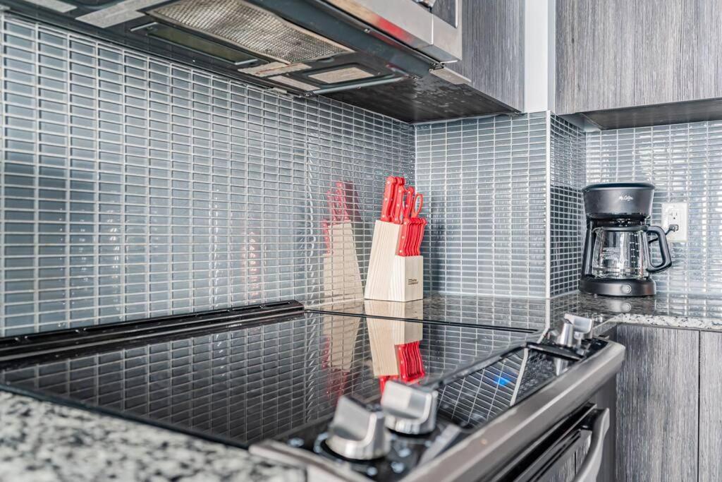 Spacious By Close To Pearson Airport, Free Parking! Apartment Toronto
