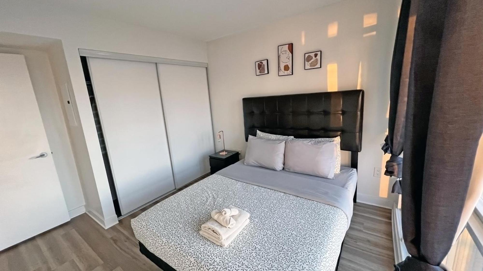 Stunning Luxurious Lakeview By Cn Tower Apartment