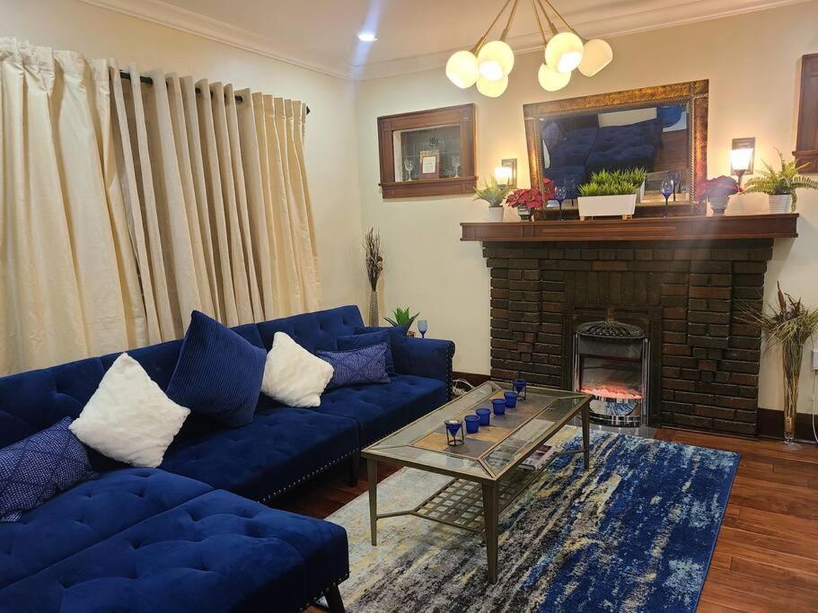 3 Bedroom House In Downtown Toronto