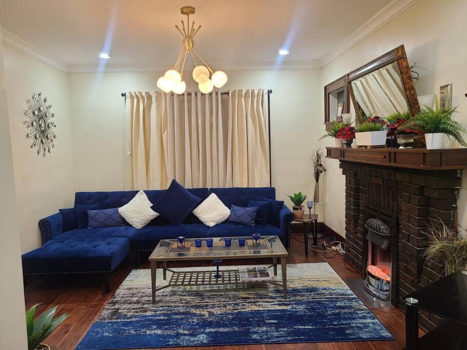 3 Bedroom House In Downtown * Toronto