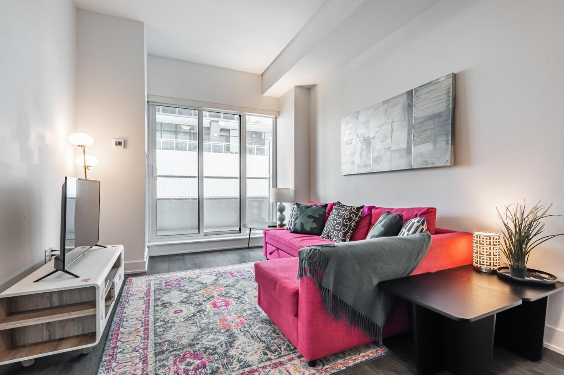 Spacious By Close To Pearson Airport, Free Parking! Apartment