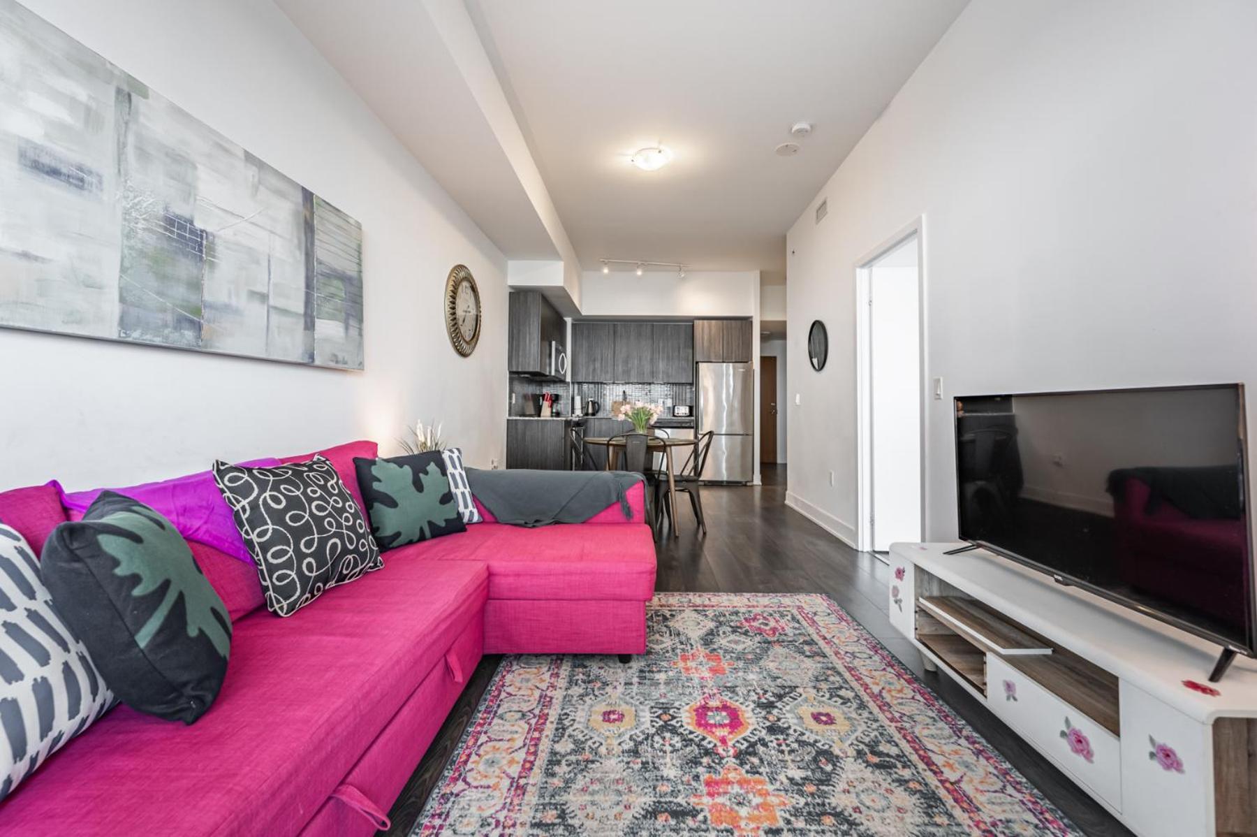 Spacious By Close To Pearson Airport, Free Parking! Apartment