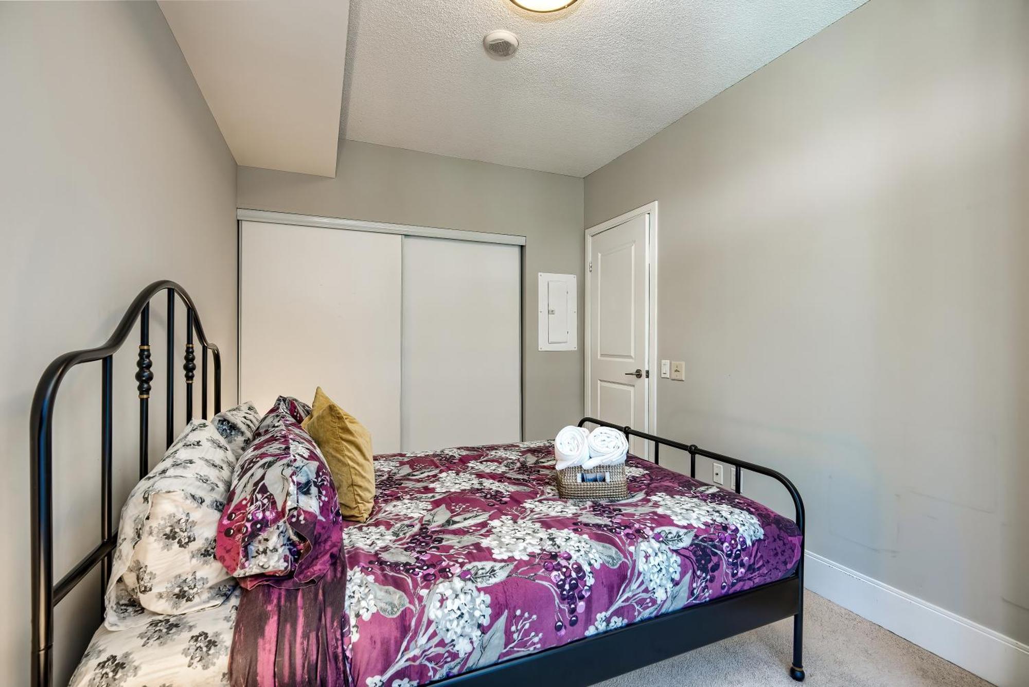In The Heart Of Downtown Toronto! Apartment