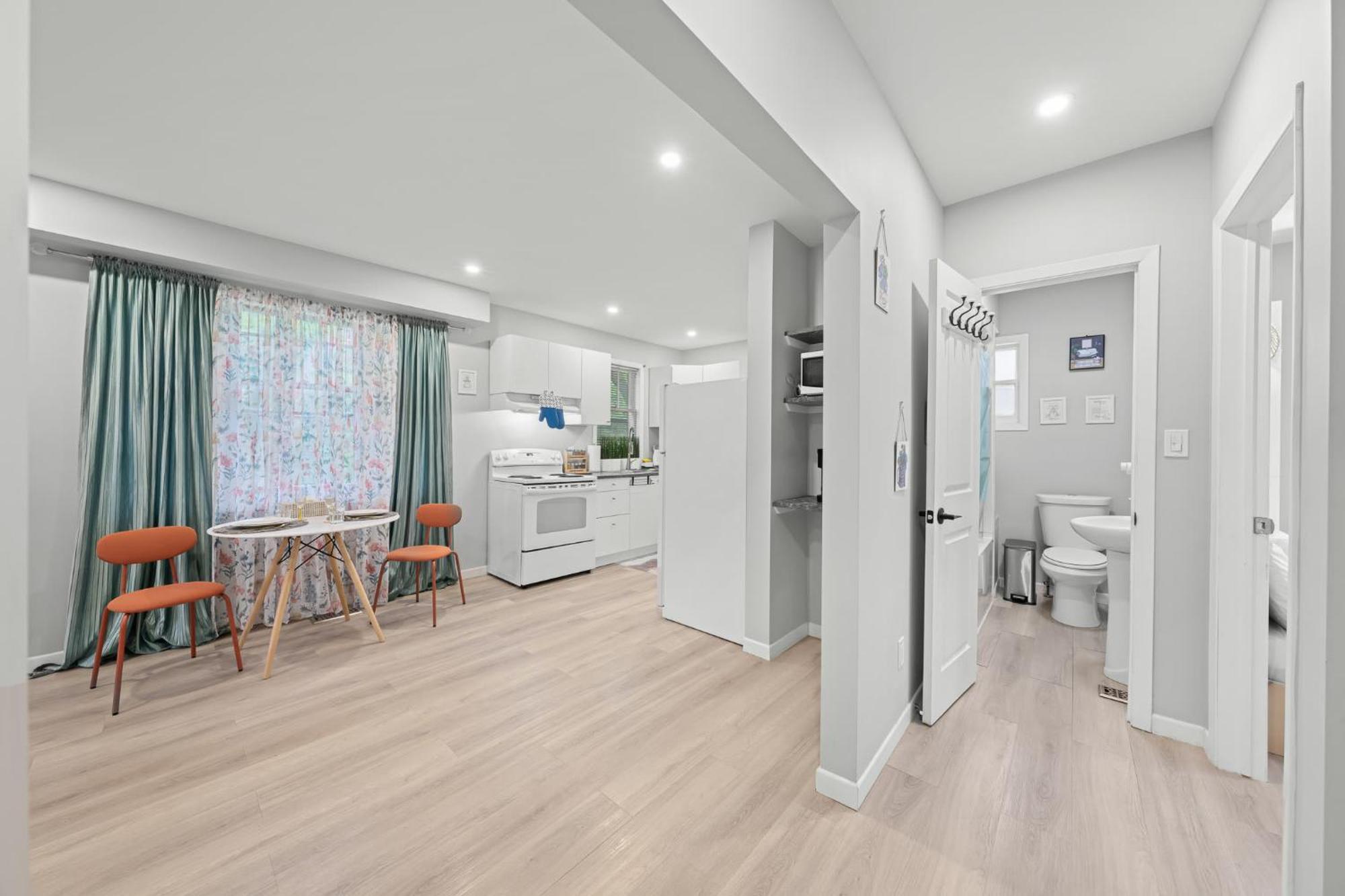 Close To Grocery Store, Subway, Work Space, Kitchen, Parking * Toronto