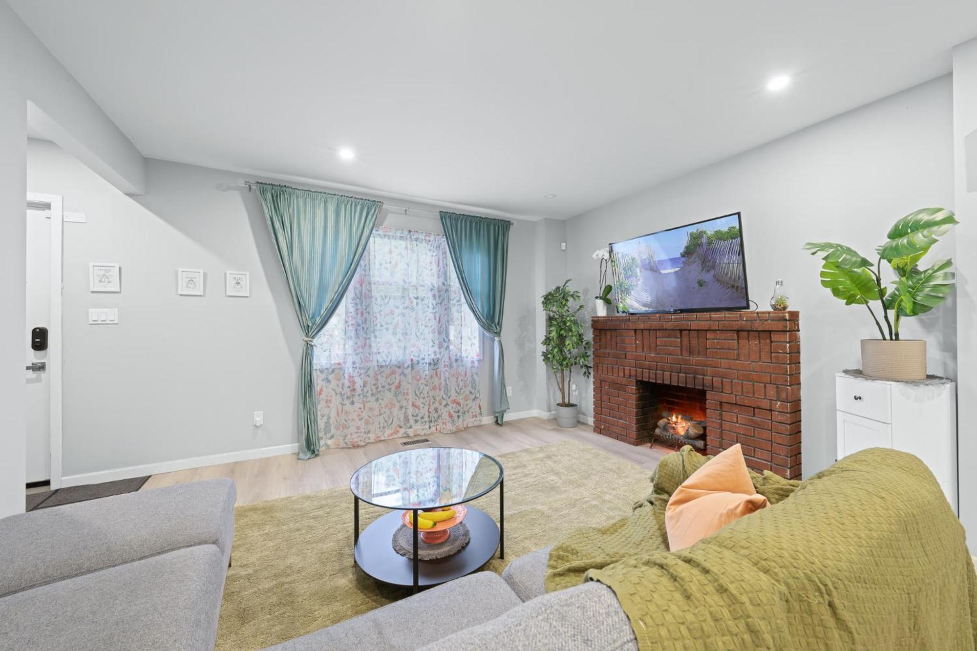 Close To Grocery Store, Subway, Work Space, Kitchen, Parking Homestay *
