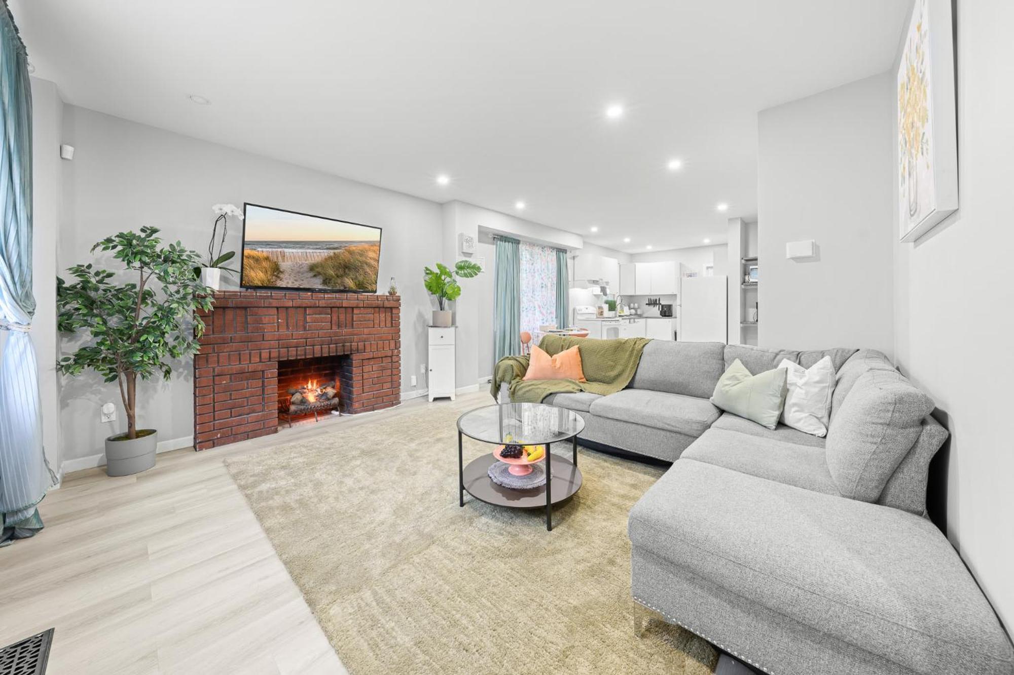 Close To Grocery Store, Subway, Work Space, Kitchen, Parking Homestay Toronto