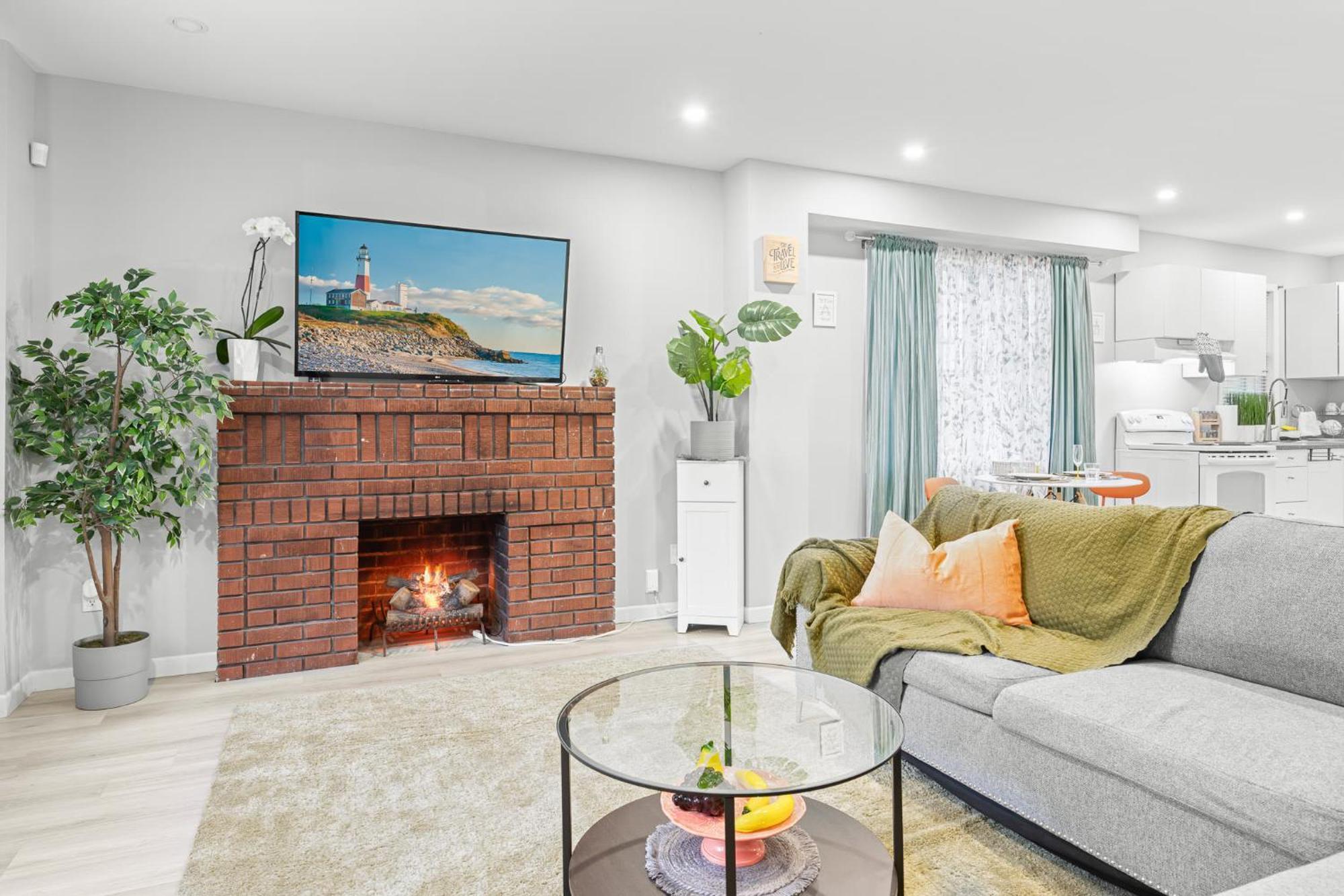 Close To Grocery Store, Subway, Work Space, Kitchen, Parking *
