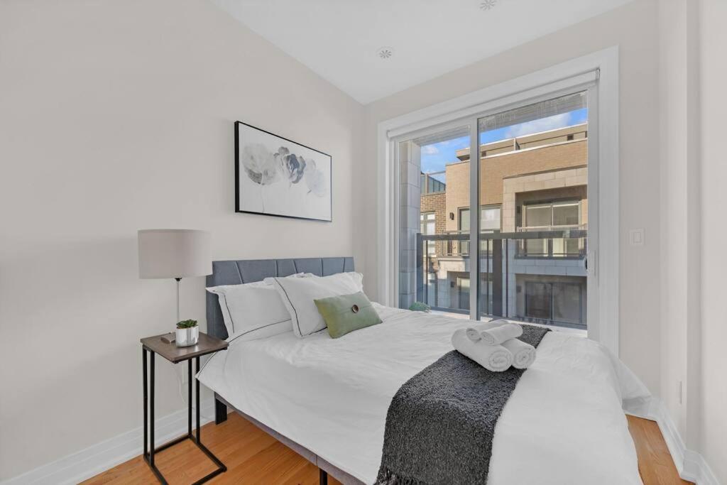 Designer Yorkdale 2br Townhouse, Private Patio, Parking Apartment *
