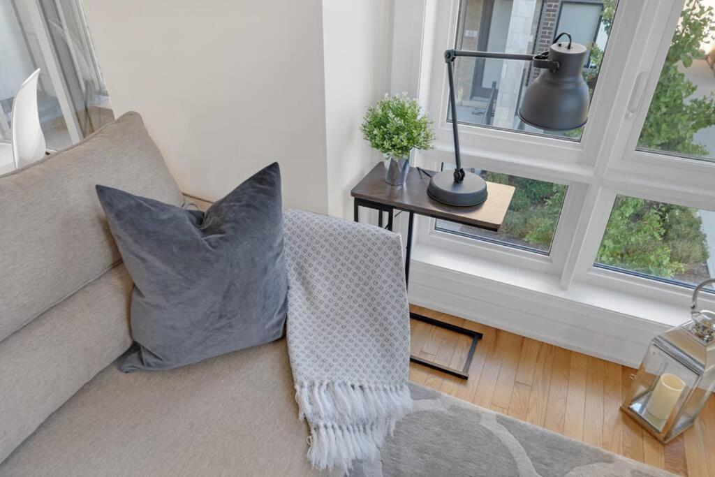 Designer Yorkdale 2br Townhouse, Private Patio, Parking *