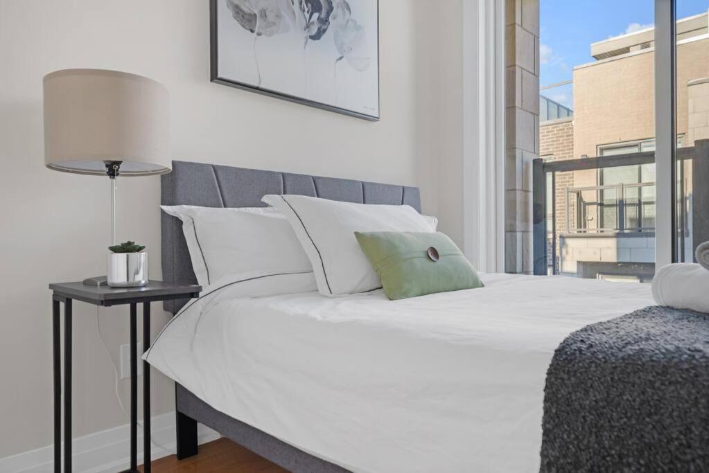 Designer Yorkdale 2br Townhouse, Private Patio, Parking Toronto