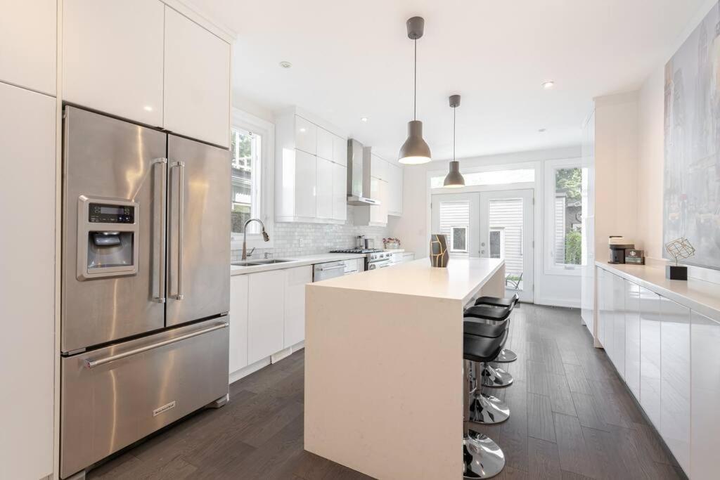 Brand New Luxury 5 Bed Oasis In The Heart Downtown *