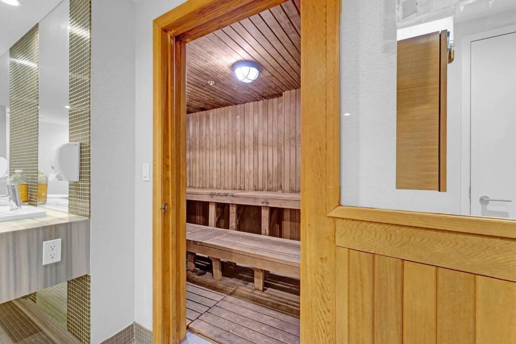 Apartment Penthouse Corner With Panoramic 12 Ft Windows Toronto