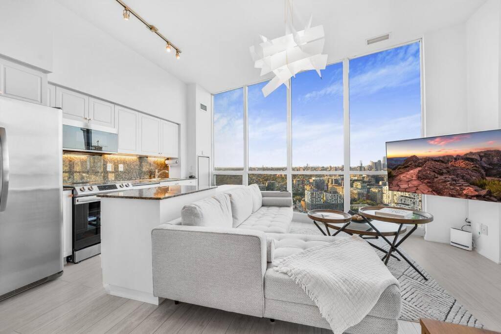 Penthouse Corner With Panoramic 12 Ft Windows Apartment *