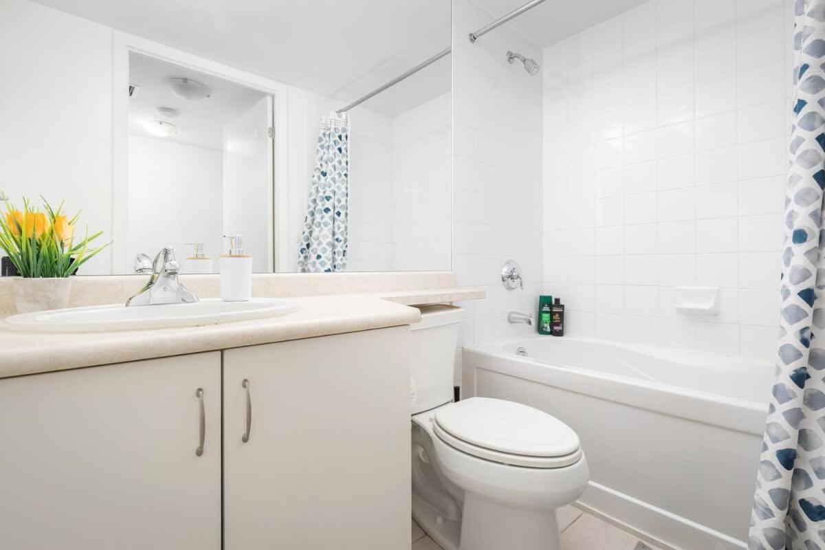 Convenient 1br Walk To Cn Tower Or Toronto