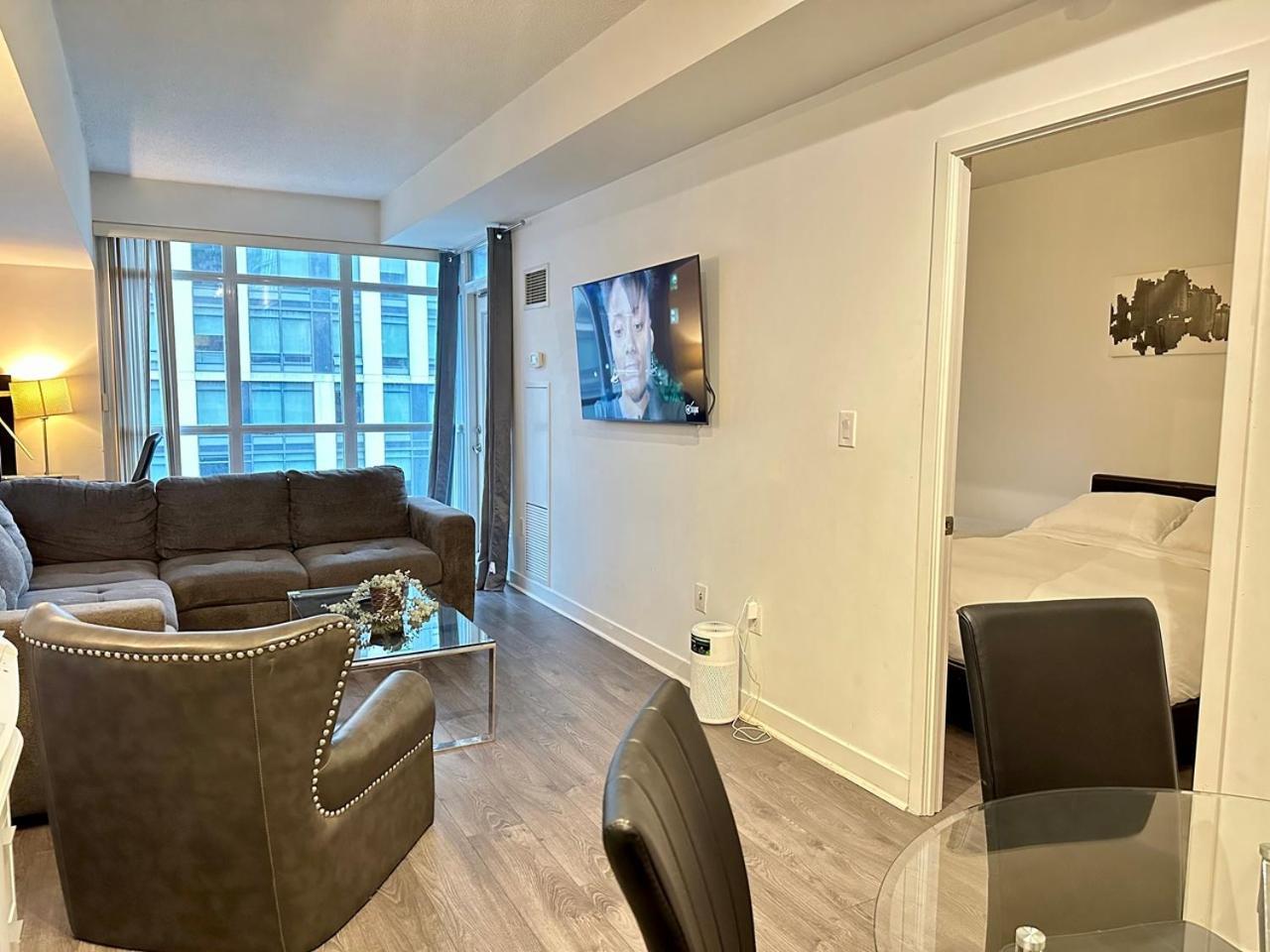Comfy 1bdrm Den 2baths With 3 Real Beds Parking Toronto