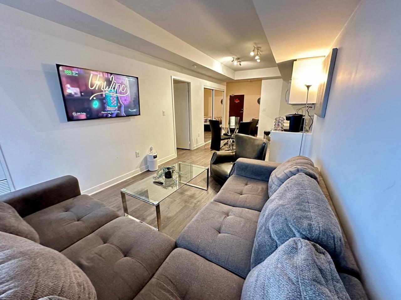 Comfy 1bdrm Den 2baths With 3 Real Beds Parking Apartment