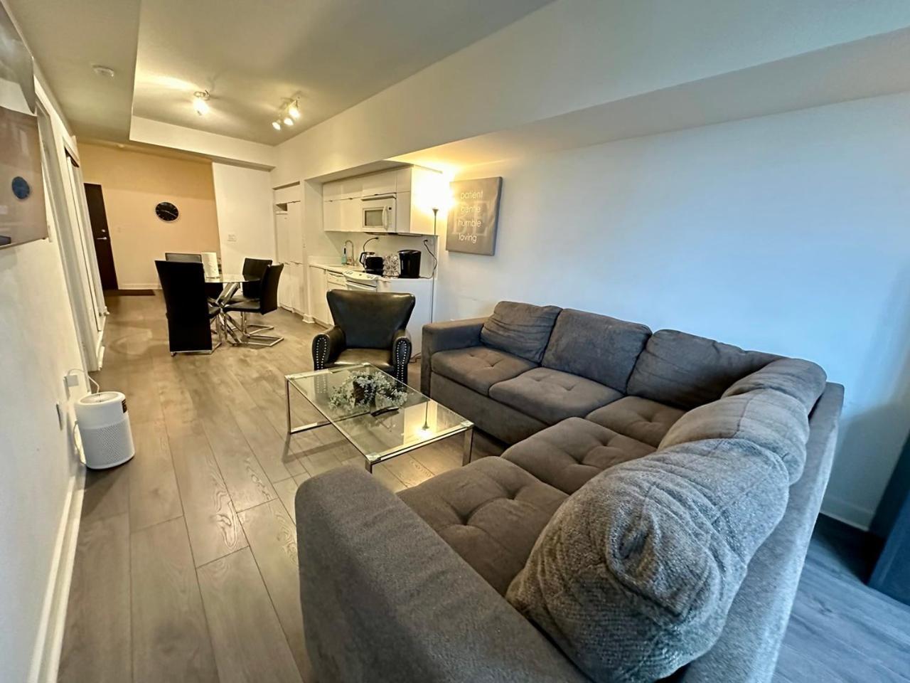 Comfy 1bdrm Den 2baths With 3 Real Beds Parking Apartment Toronto