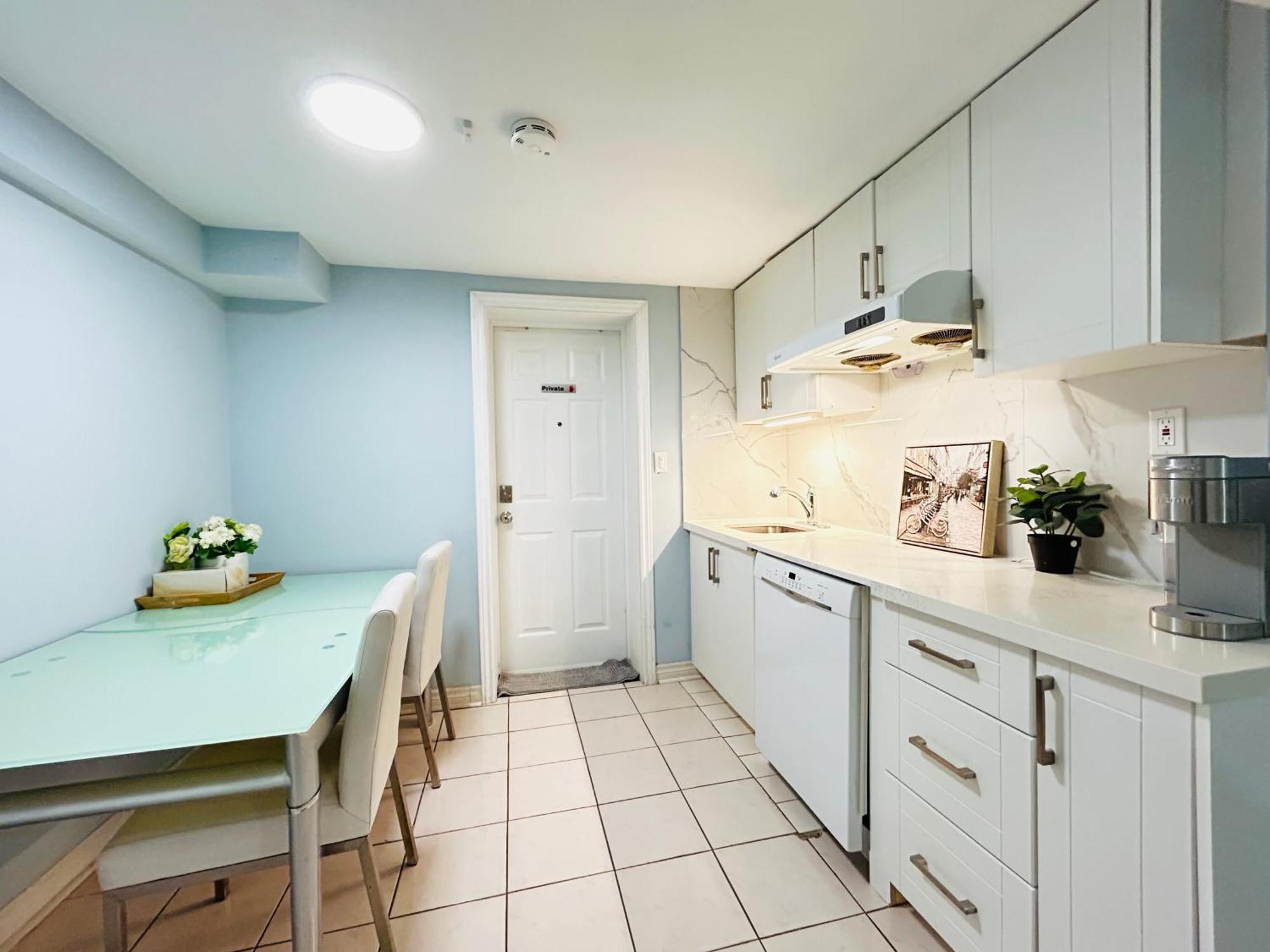 Cozy Basement Room-private Bath - Near Subway Line 1 - Toronto