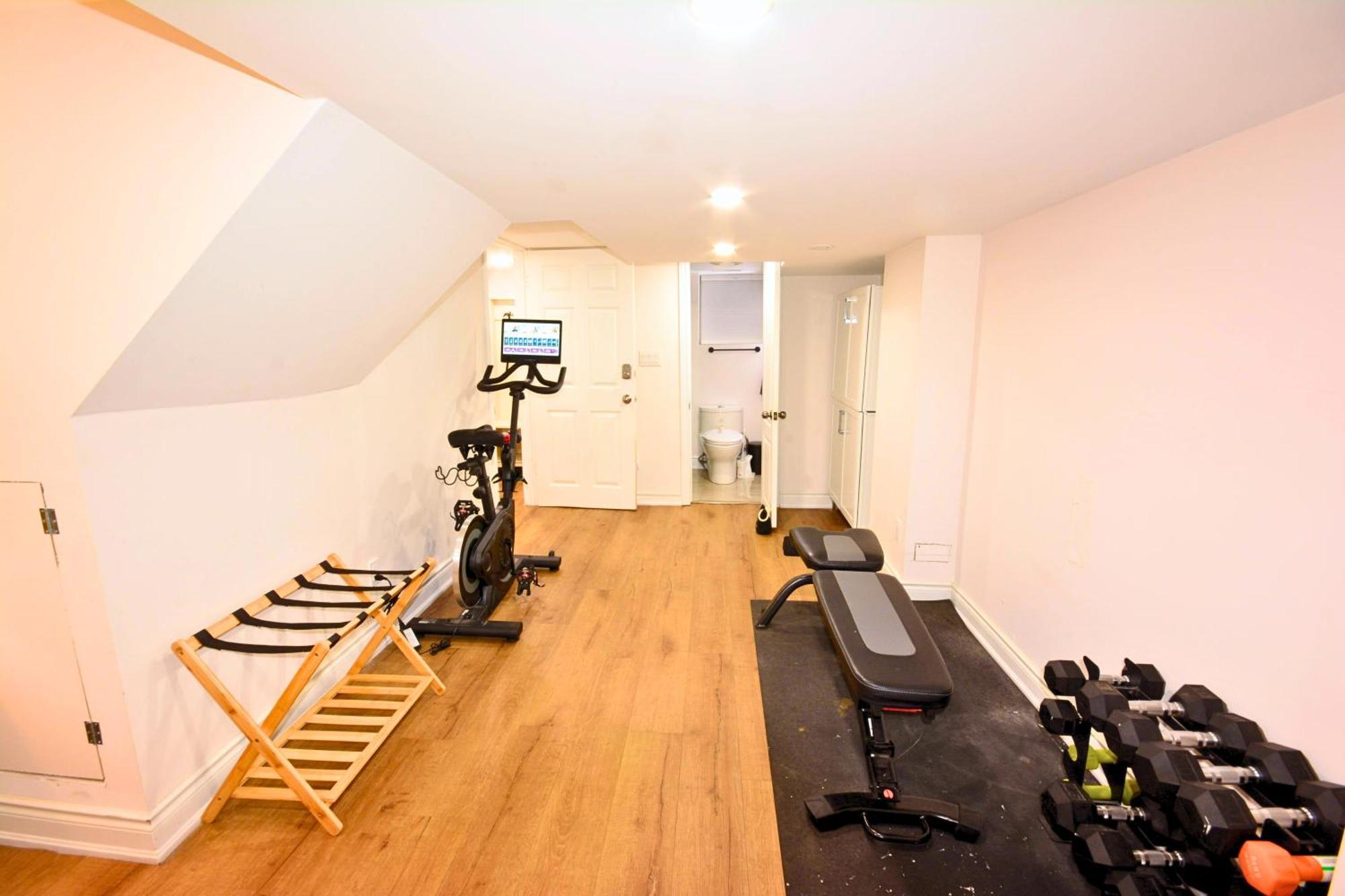 Resort-like 4br 3ba Near Downtown, Four Seasons Hot Tub, Gym, King Bed *