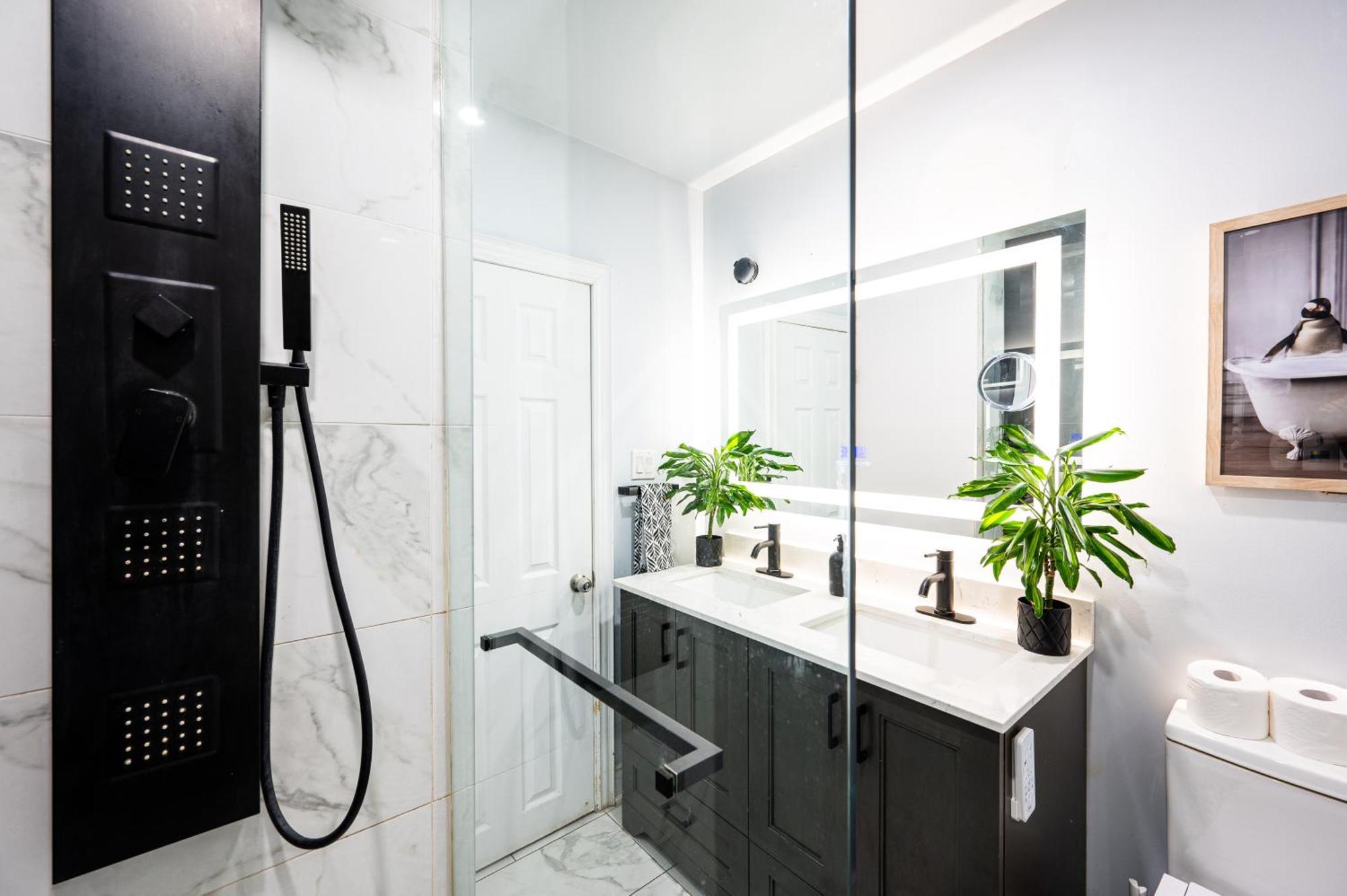 Resort-like 4br 3ba Near Downtown, Four Seasons Hot Tub, Gym, King Bed Toronto