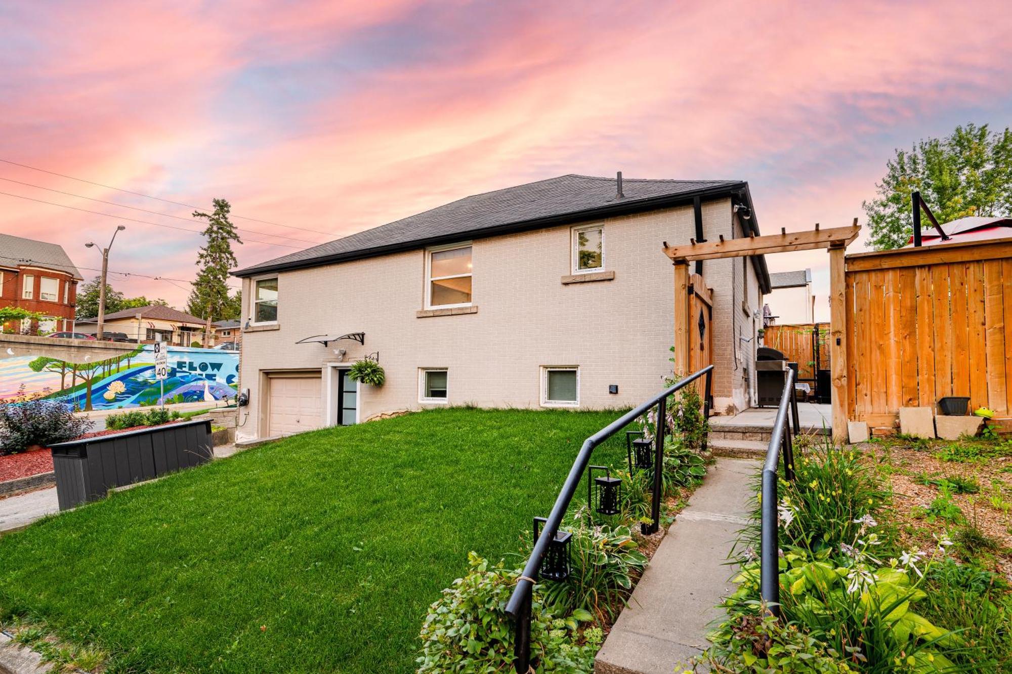 Resort-like 4br 3ba Near Downtown, Four Seasons Hot Tub, Gym, King Bed Apartment *