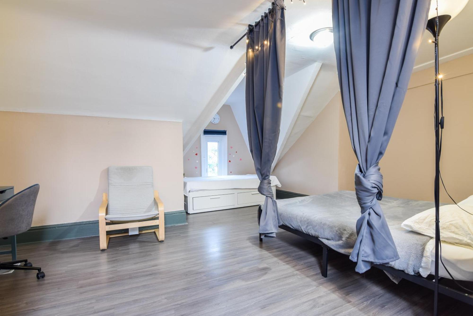 Downtown Retreat-spacious With Shared Kitchen & Bath Apartment *