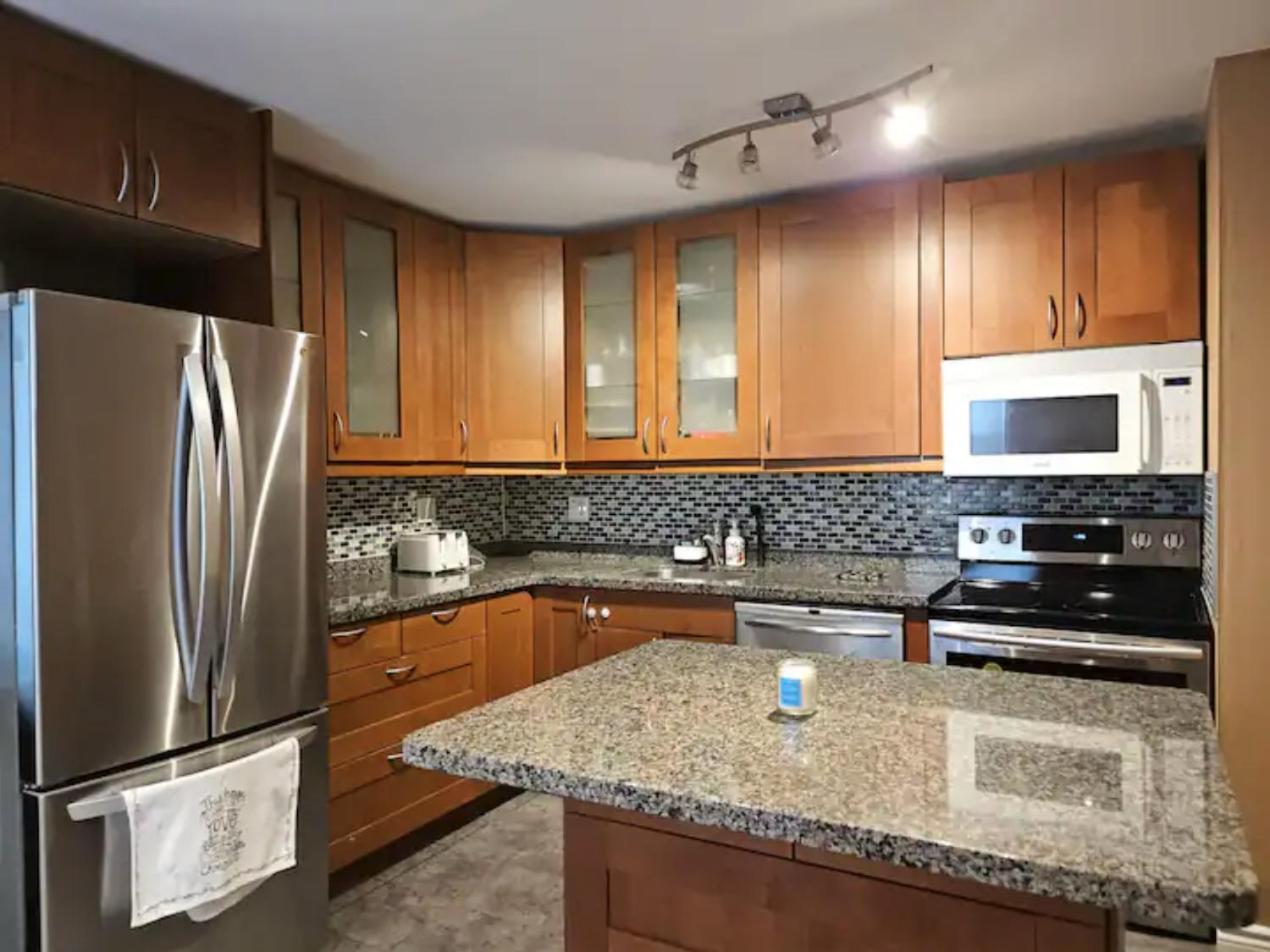 Modern East York Retreat 20 Mins To Dt Apartment *