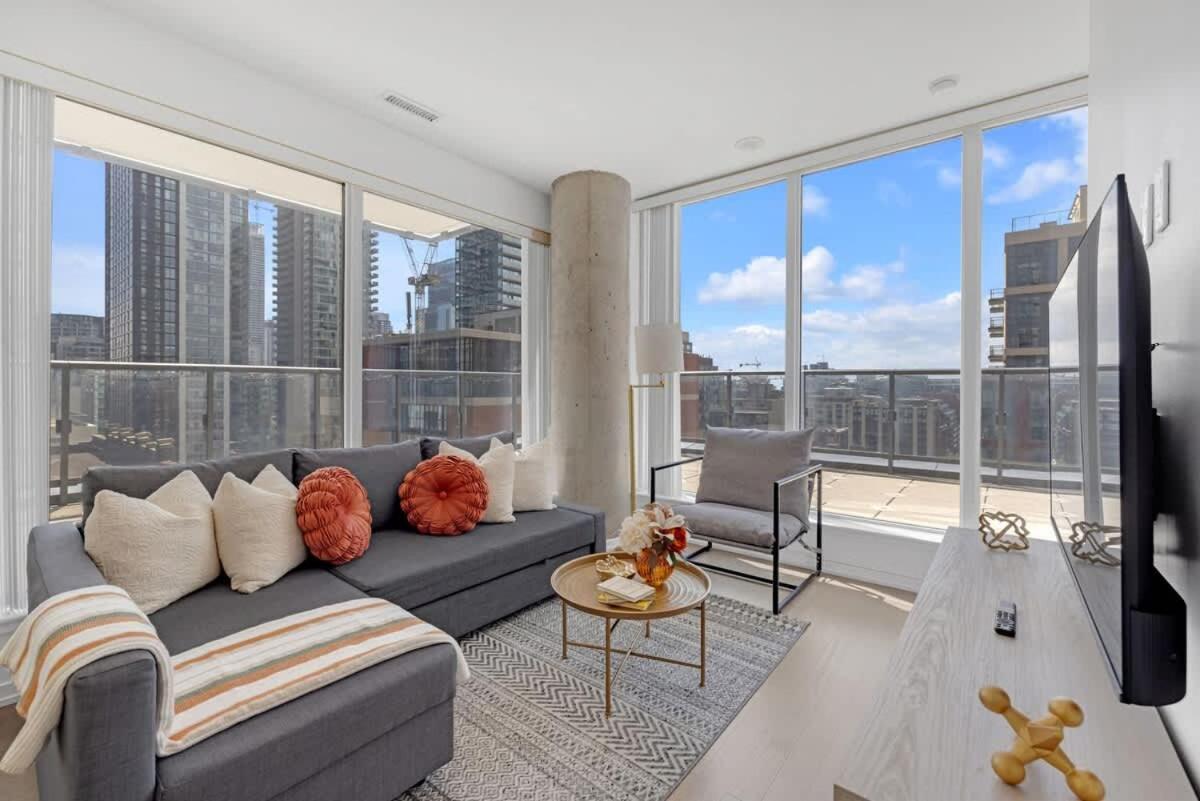 Luxury 2br Enormous Patio Parking Toronto