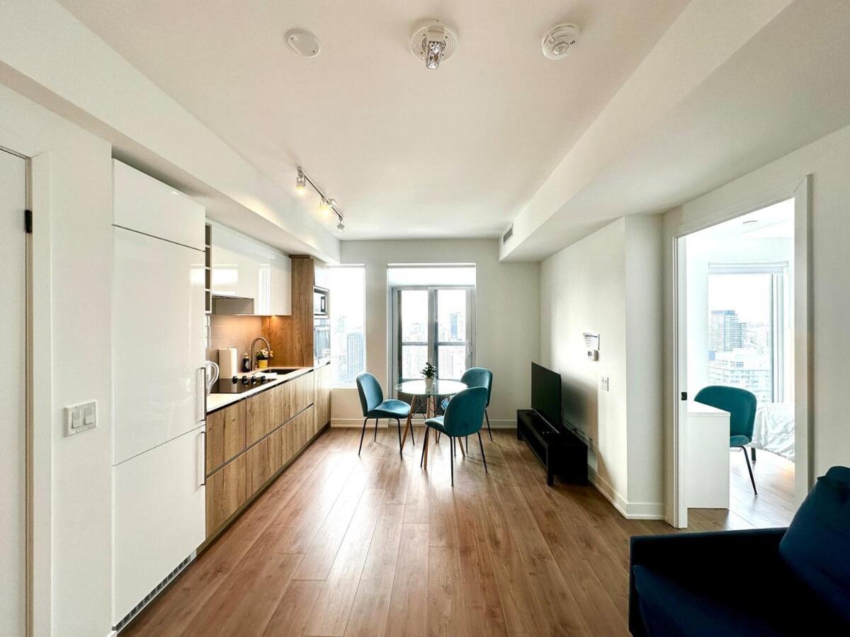 Super Skyline View In The Heart Of Apartment Toronto