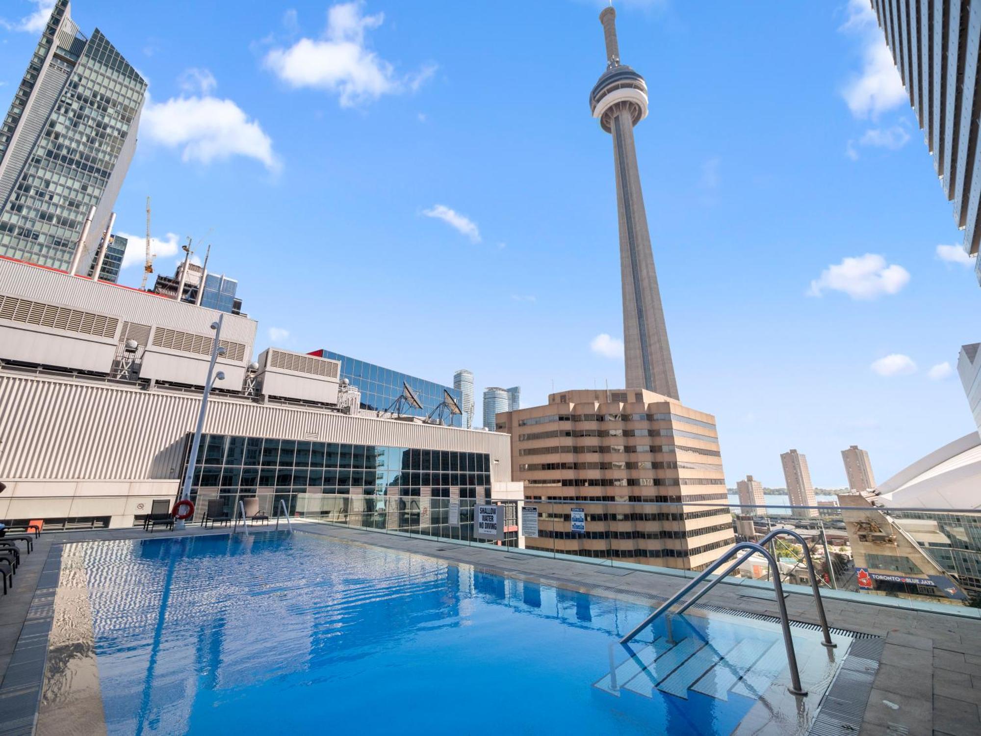 Apartment Skyline Royale Penthouse - Downtown - Cn Tower View, Balcony, Pool, Hot Tub *