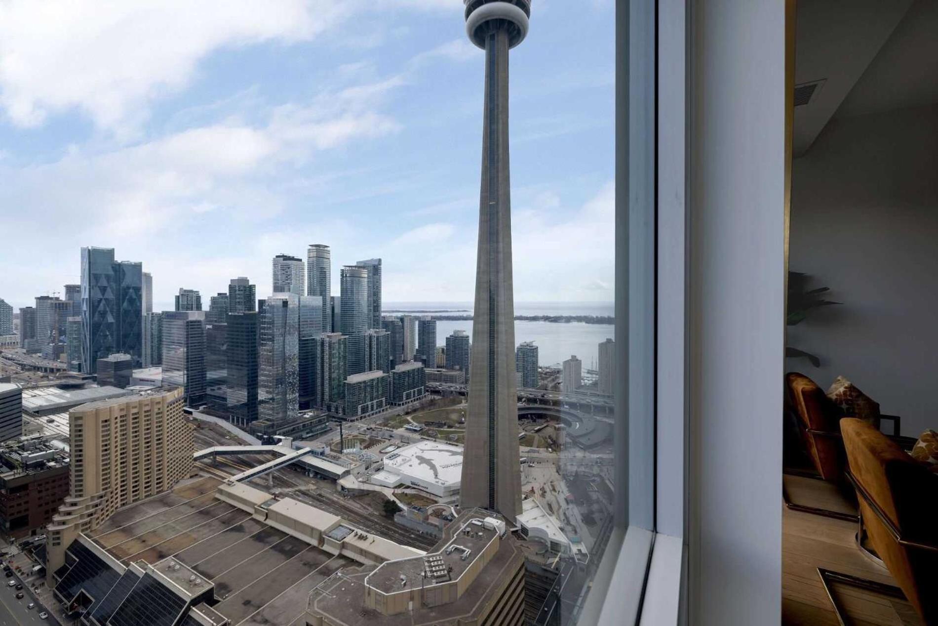 Skyline Royale Penthouse - Downtown - Cn Tower View, Balcony, Pool, Hot Tub Apartment