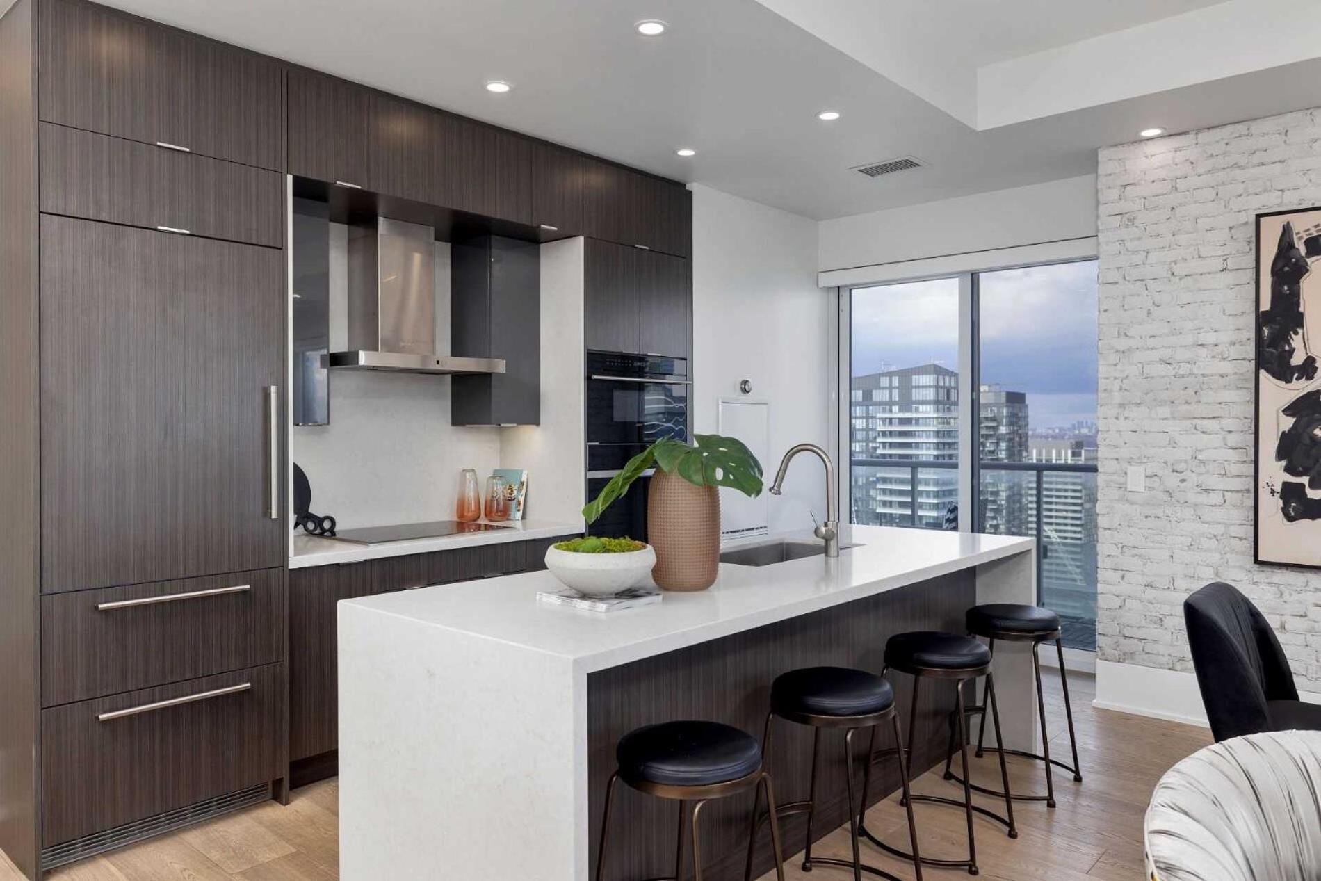 Skyline Royale Penthouse - Downtown - Cn Tower View, Balcony, Pool, Hot Tub Apartment *