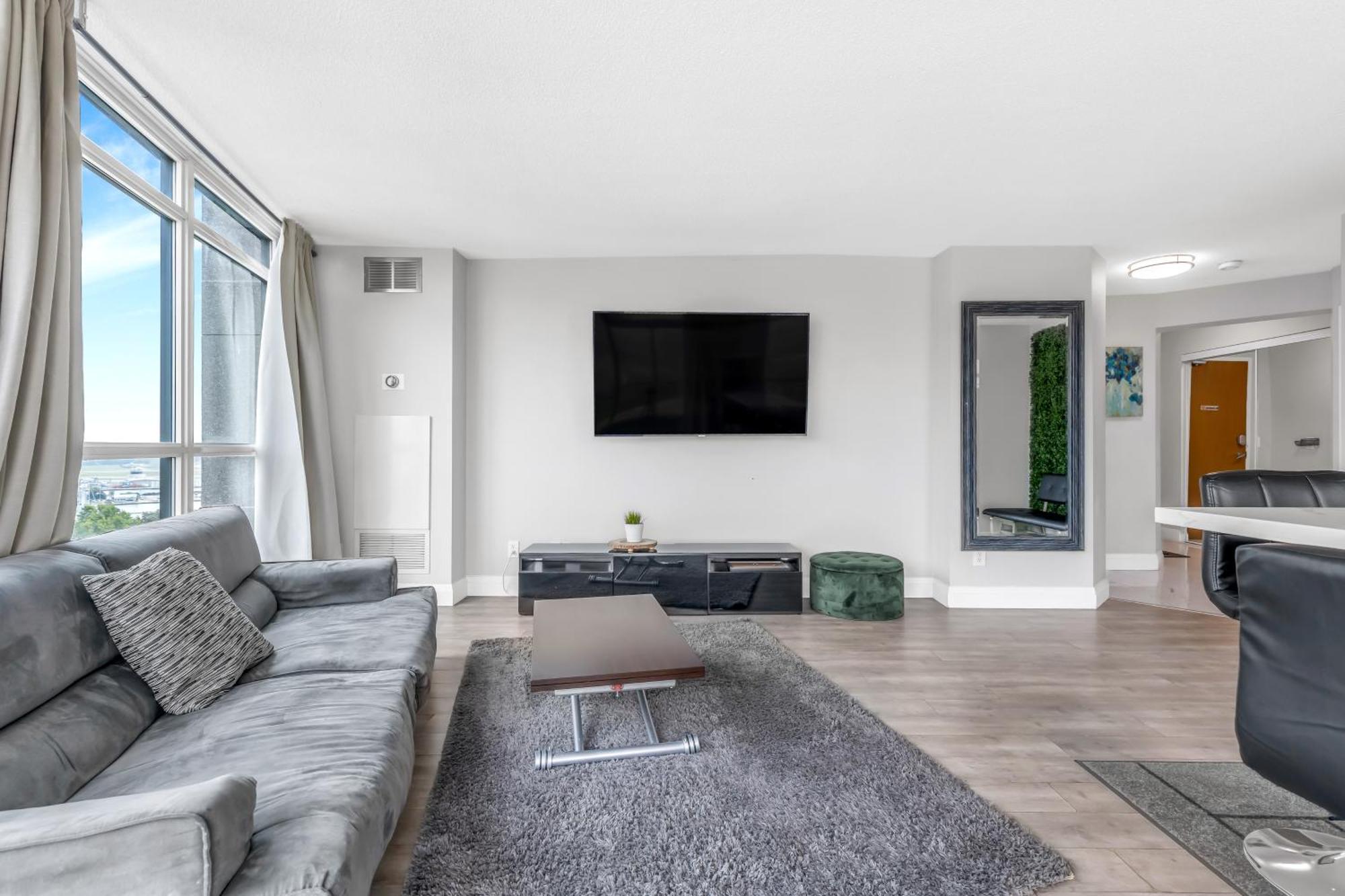 Apartment Amazing 2 Bedroom Waterfront Downtown With Parking *