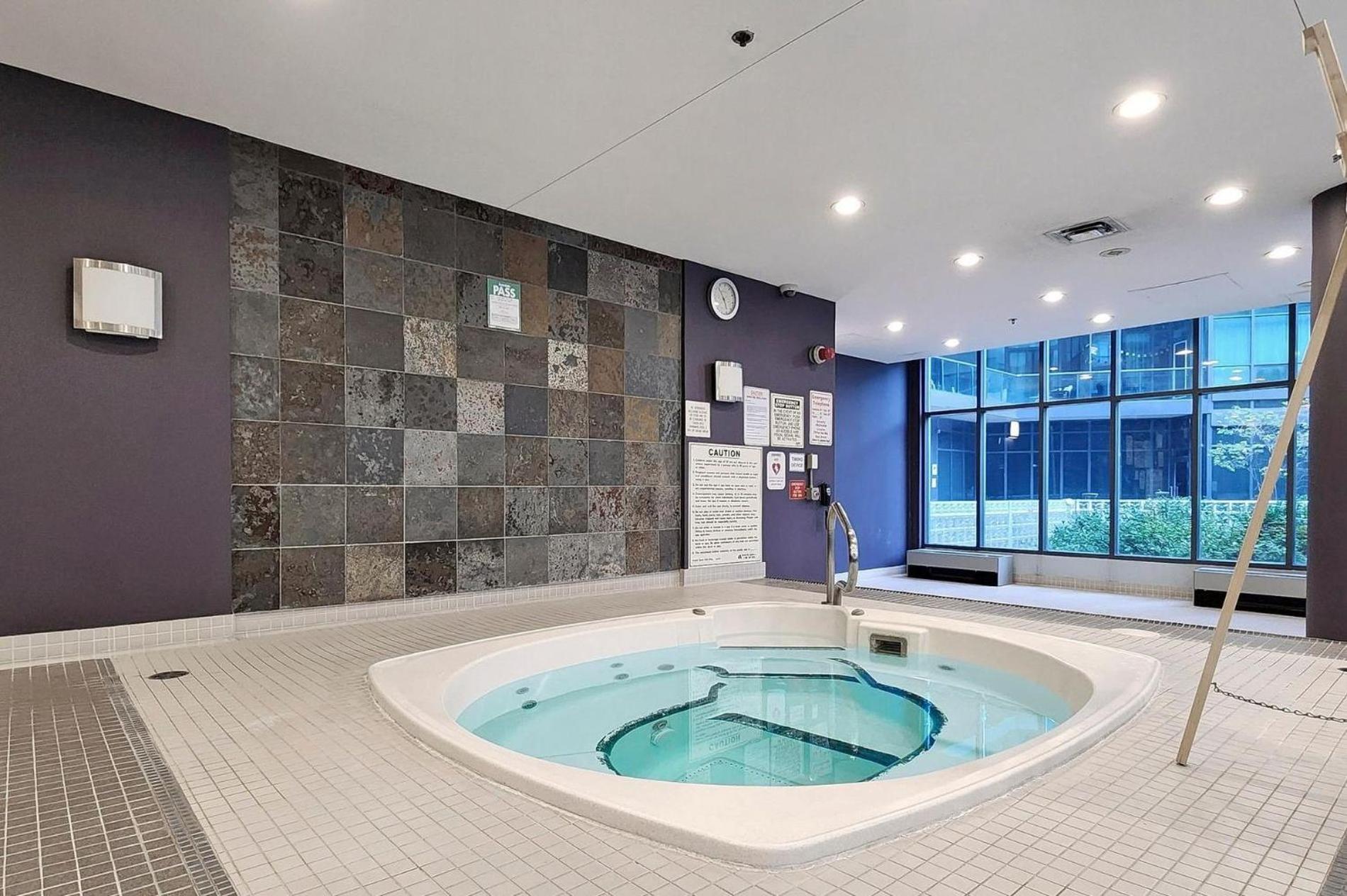 Amazing 2 Bedroom Waterfront Downtown With Parking *