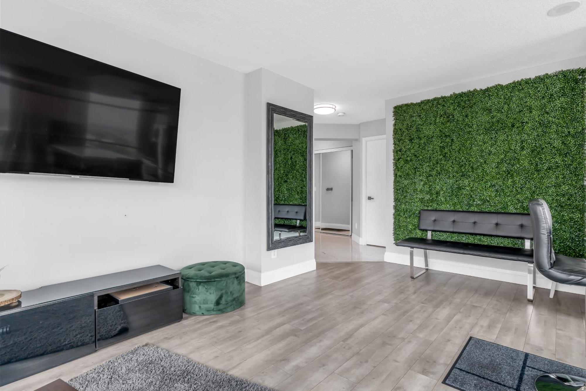 Amazing 2 Bedroom Waterfront Downtown With Parking Apartment