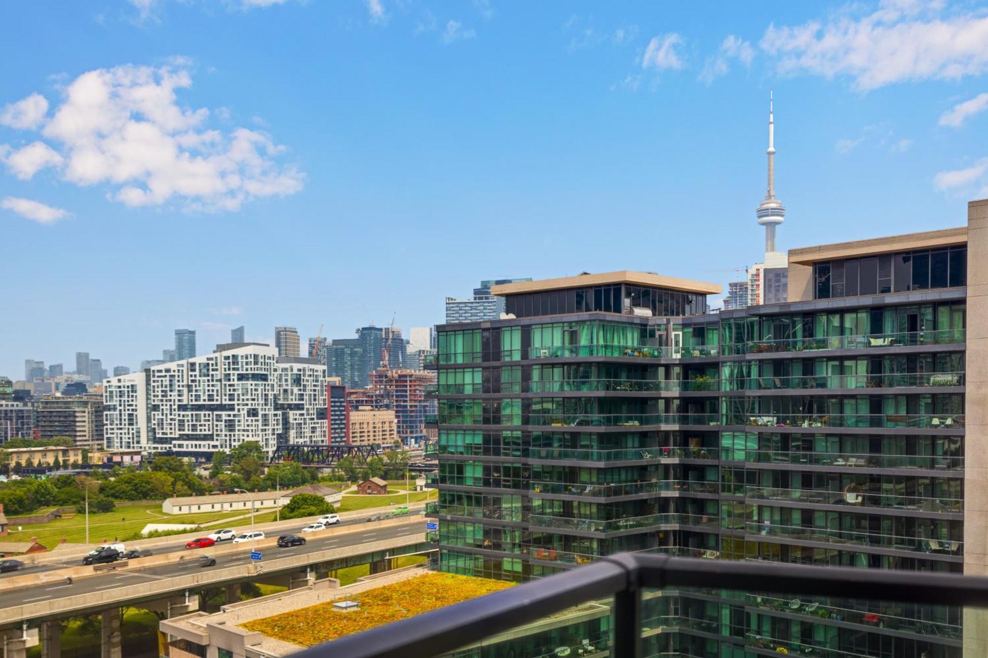Amazing 2 Bedroom Waterfront Downtown With Parking Apartment *