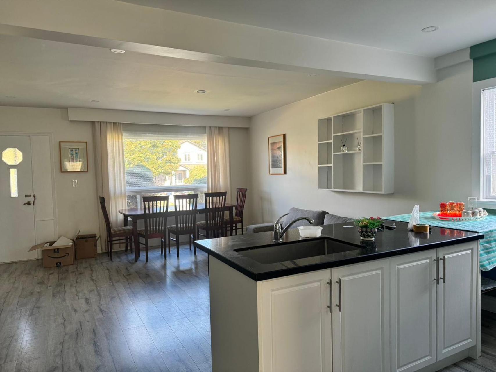 Guest house Ensuite Queen Sunshine & Convenience Near Finch Station Toronto