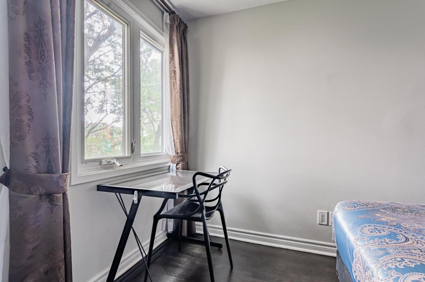 Parking! 5br House! 10min Walk To Eaton Center! 7min Walk To Yongedundas Subway Station! * Toronto