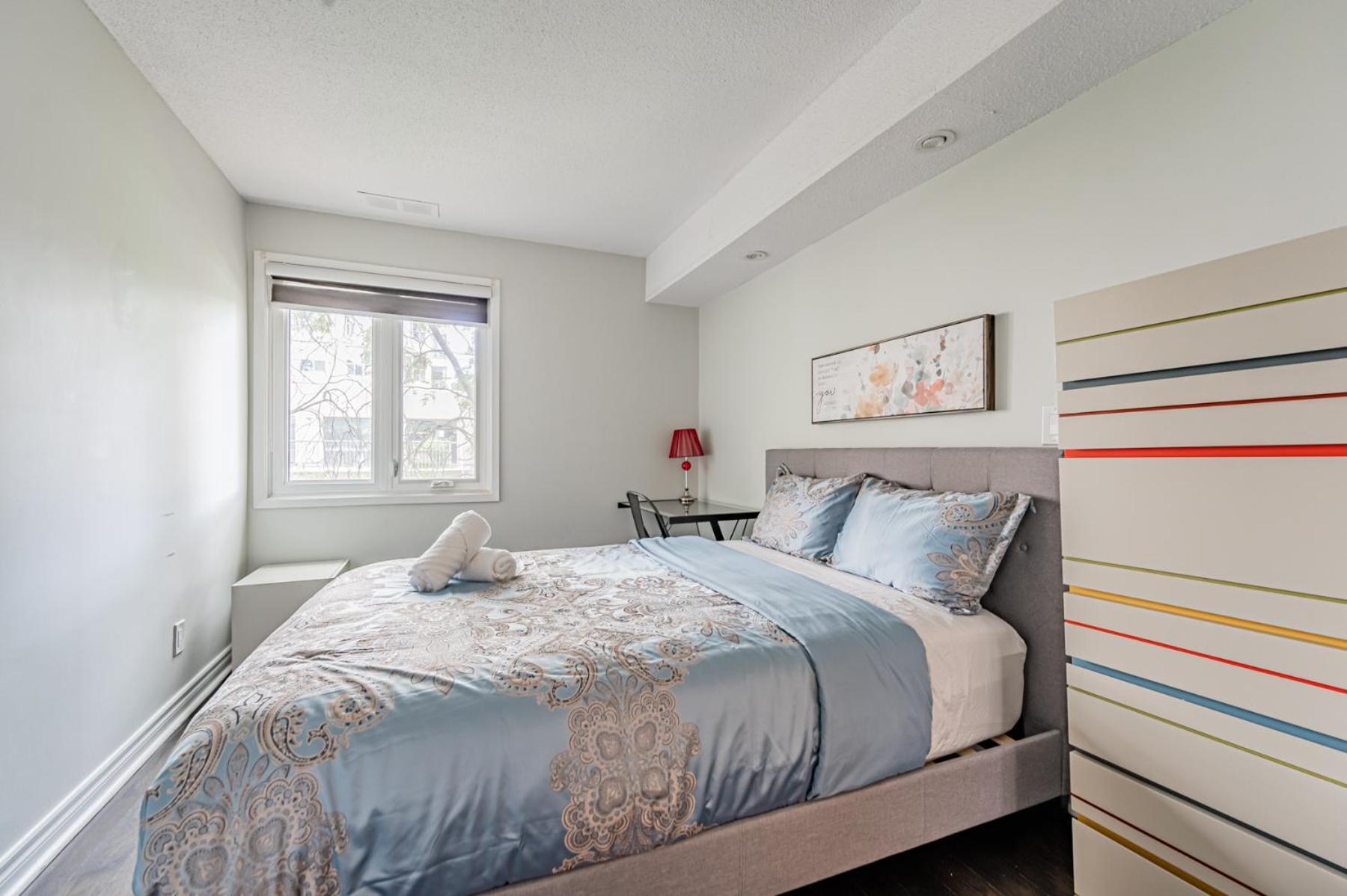 Parking! 5br House! 10min Walk To Eaton Center! 7min Walk To Yongedundas Subway Station! Villa