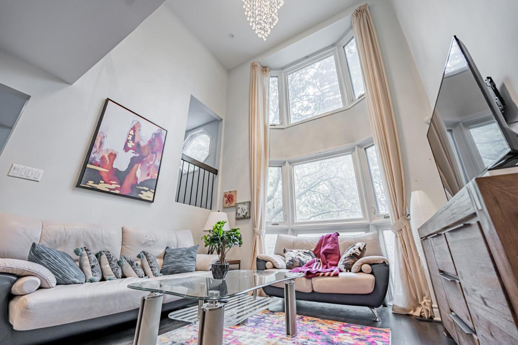Parking! 5br House! 10min Walk To Eaton Center! 7min Walk To Yongedundas Subway Station!