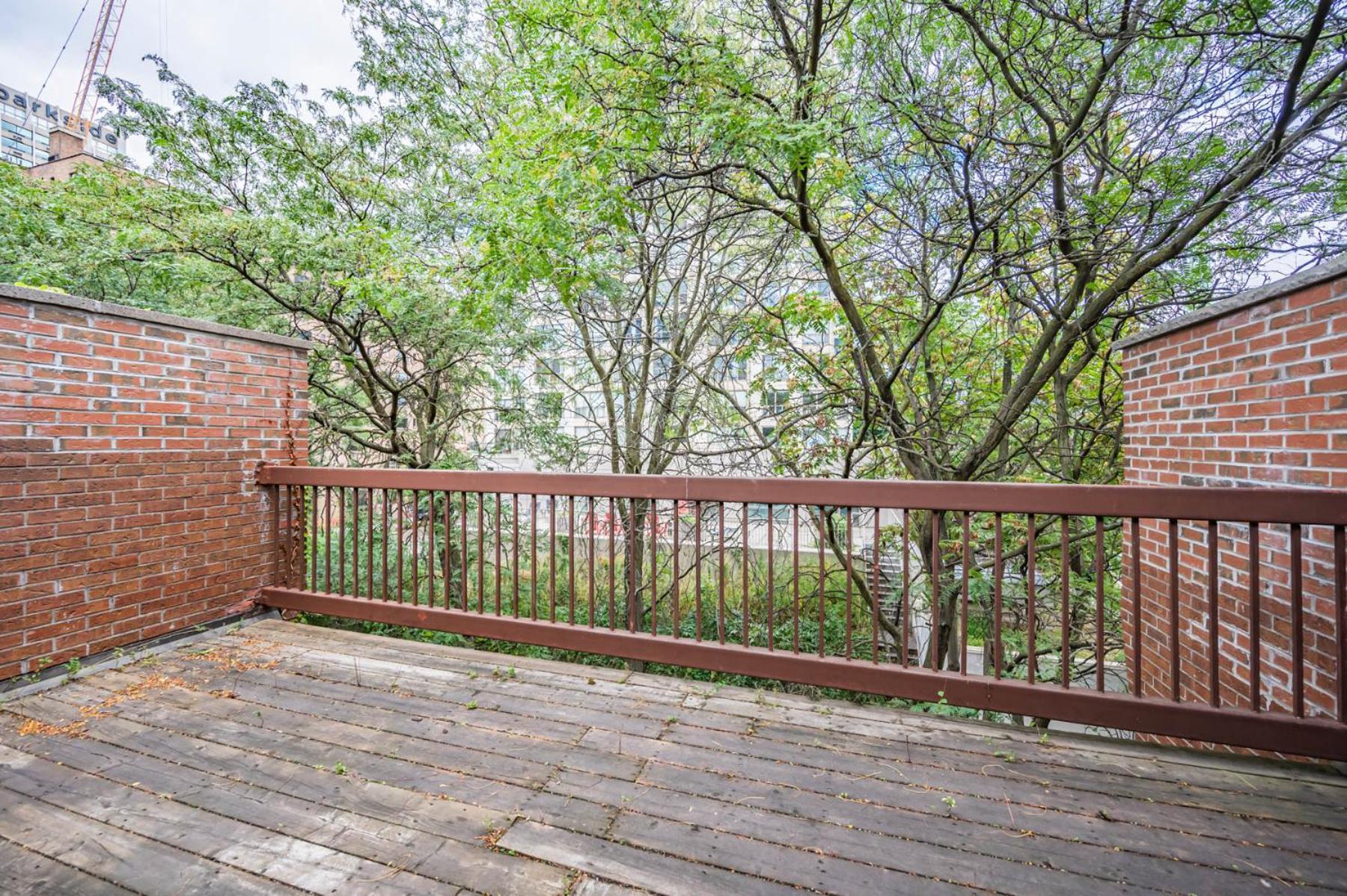 Parking! 5br House! 10min Walk To Eaton Center! 7min Walk To Yongedundas Subway Station! Toronto