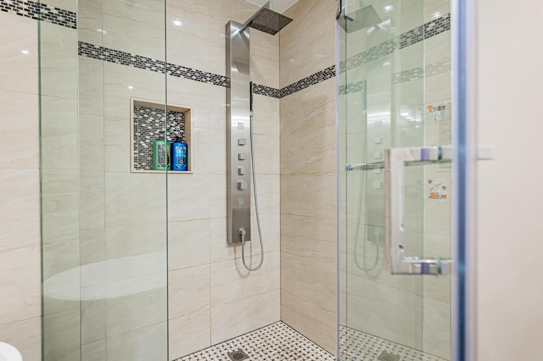 Parking! 5br House! 10min Walk To Eaton Center! 7min Walk To Yongedundas Subway Station! Villa