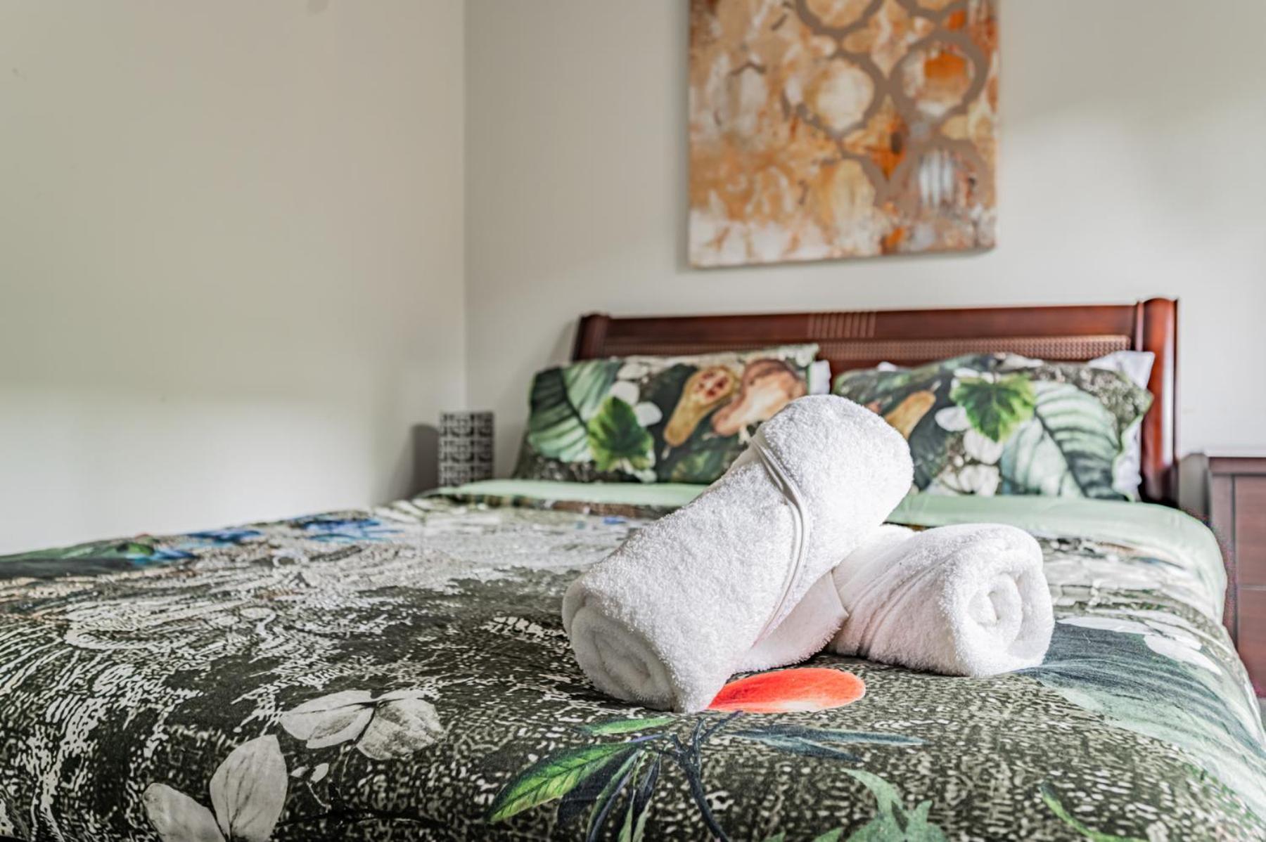 Parking! 5br House! 10min Walk To Eaton Center! 7min Walk To Yongedundas Subway Station! *